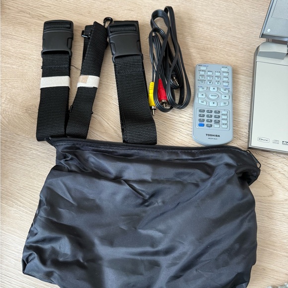 Toshiba Silver Portable DVD Player with Case - Picture 2 of 8